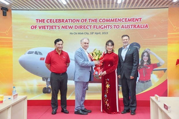 Vietjet President and Chairwoman Nguyen Thi Phuong Thao, CEO Dinh Viet Phuong welcome Minister Farrell, and Australian Ambassador to Vietnam Andrew Goledzinowski (R) (Photo courtesy of Vietjet)