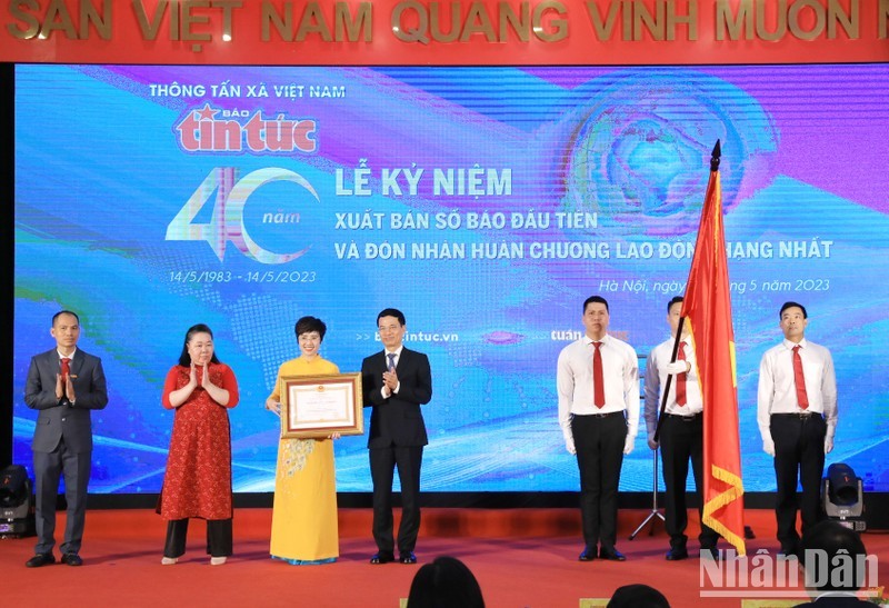 Member of the Party Central Committee and Minister of Information and Communications Nguyen Manh Hung, authorised by the State President, awards the first-class Labour Order to Tin Tuc Newspaper.