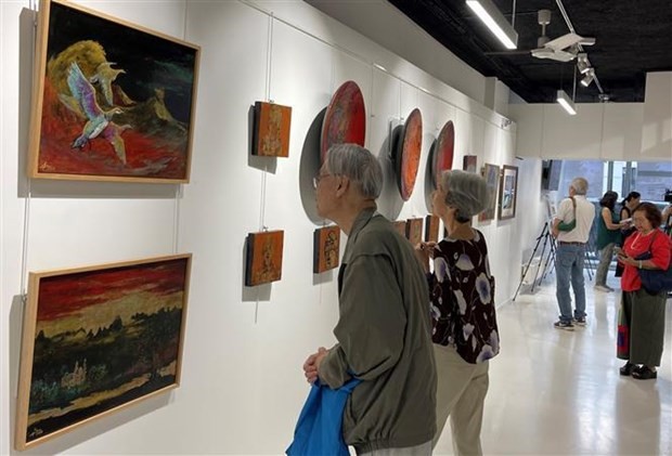 Visitors at the exhibition (Photo: VNA)