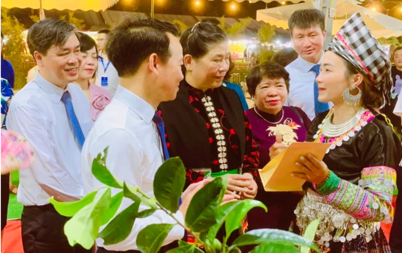 Shan Tuyet tea products are introduced to visitors.