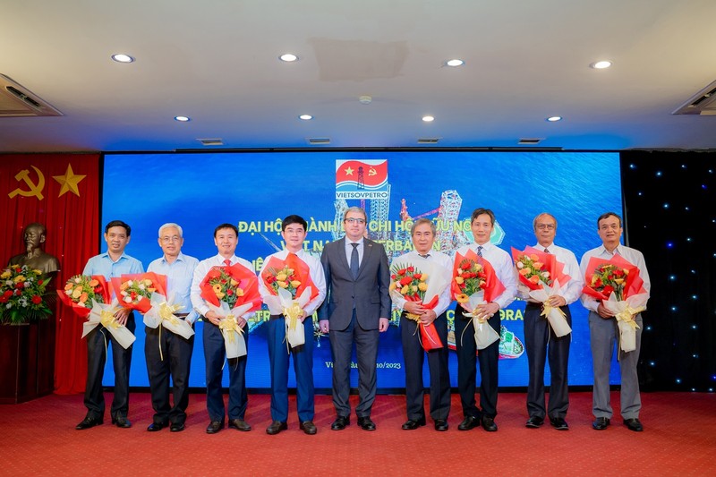 Ambassador of the Republic of Azerbaijan to Vietnam Shovgi Mehdizada (in the middle) with the delegates.