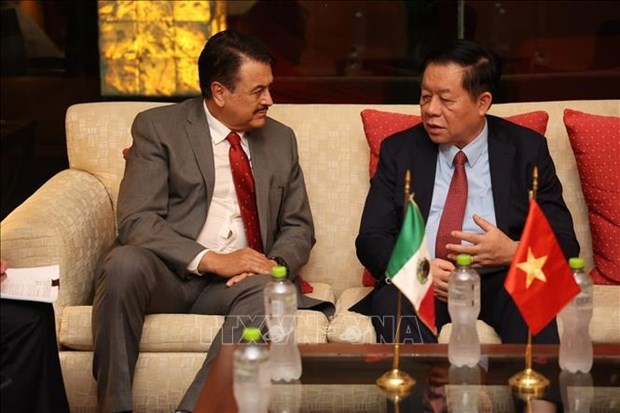 Alfredo Femat Bañuelos (left), Chairman of the Mexican Chamber of Deputies' Foreign Affairs Committee and Chairman of the Mexico - Vietnam Friendship Parliamentarians' Group meets with Secretary of the Communist Party of Vietnam (CPV) Central Committee and head of its Commission for Information and Education Nguyen Trong Nghia in August 2023. (Photo: VNA)