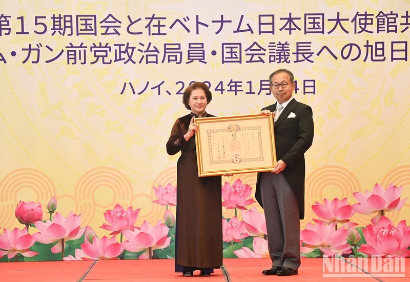 Japanese Ambassador to Vietnam Yamada Takio (right) presents the Order of the Rising Sun, first-class Grand Cross, to former NA Chairwoman Nguyen Thi Kim Ngan. (Photo: NDO)