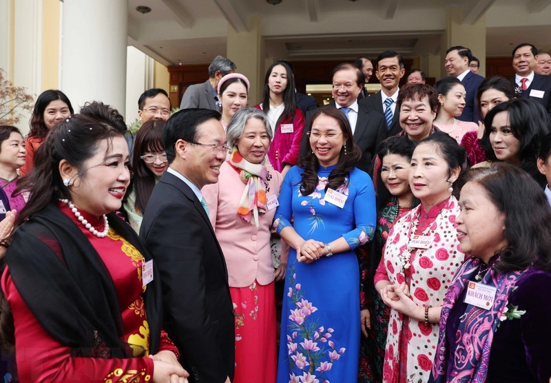 President Vo Van Thuong (front, second from left) and representatives of intellectuals, scientists, and artists at the gathering in Hanoi on February 29 (Photo: VNA)