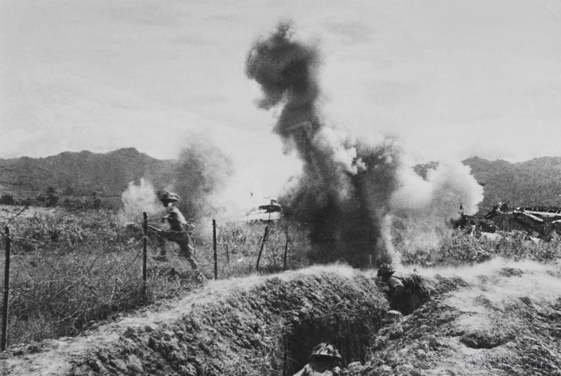 Fierce fighting takes place at Position 206. (Photo: VNA)