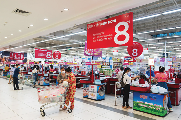 The Government has proposed extending the cut in value-added tax (VAT) from 10% to 8% on specific groups of goods and services. (Photo: baodautu.vn)