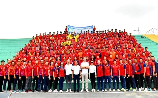 French Ambassador to Vietnam Olivier Brochet has visited Vietnamese rowers and canoeists in Hai Phong city. (Photo: tdtt.gov.vn)