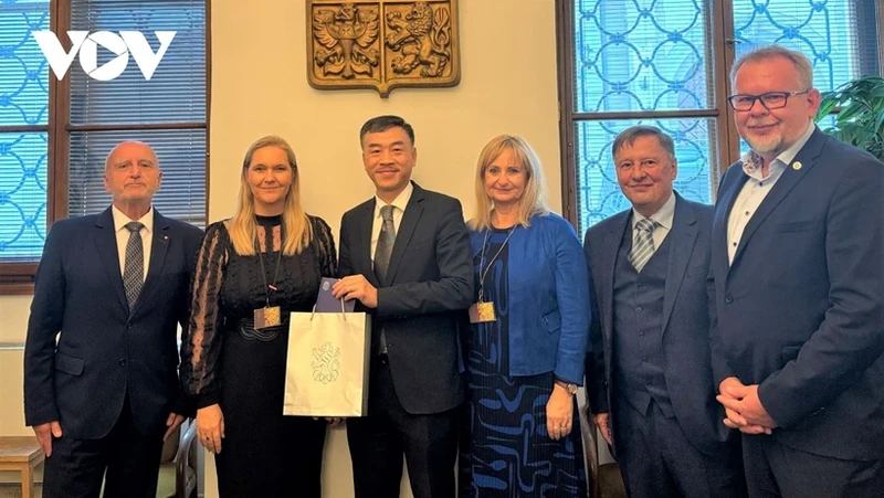 Vietnamese Ambassador to the Czech Republic Duong Hoai Nam (third, from left) is with representatives of the Czech Republic-Vietnam Friendship Parliamentarians’ Group. (Photo: VOV)