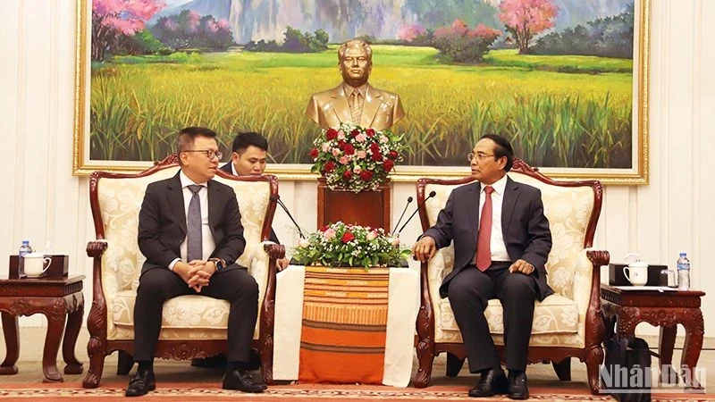 Bounthong Chitmany (right), Permanent member of the Secretariat of the LPRP Central Committee and Vice President of Laos, receives Le Quoc Minh, Editor-in-chief of the Nhan dan newspaper, Vice Chairman of the CPV Central Committee’s Commission for Information and Education and Chairman of the Vietnam Journalists’ Association, in Vientiane on June 7. (Photo: NDO)