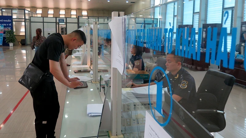 The goods owner completes customs clearance procedures at Huu Nghi International Border Gate Customs Branch, Cao Loc District, Lang Son Province.