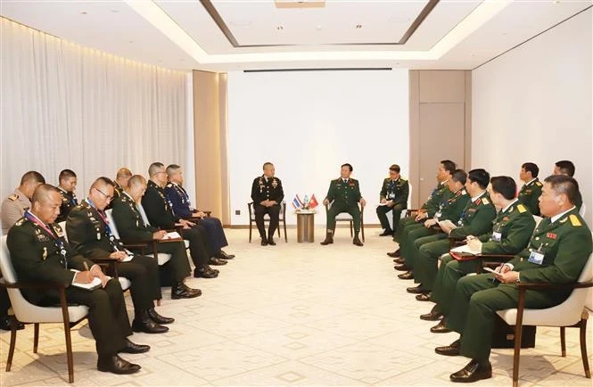 Chief of the General Staff of the Vietnam People's Army (VPA) and Deputy Minister of National Defence Sen. Lieut. Gen Nguyen Tan Cuong meets with Gen. Songwit Noonpackdee, Chief of Defence Forces of the Royal Thai Armed Forces (Photo: VNA)