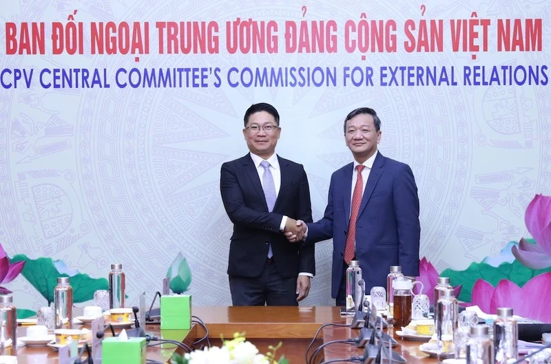 Deputy Head of the Party Central Committee’s Commission for External Relations Nguyen Minh Tam held talks with the delegation of the Lao People's Revolutionary Party's Central External Relations Commission led by Valaxay Lengsavad, Deputy Head of the Commission on July 16, 2024.