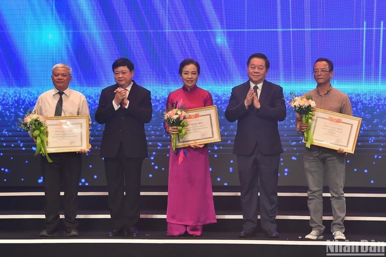 Politburo member Nguyen Trong Nghia, Secretary of the Party Central Committee and head of its Commission for Information and Education, presents four B prizes. (Photo: NDO)