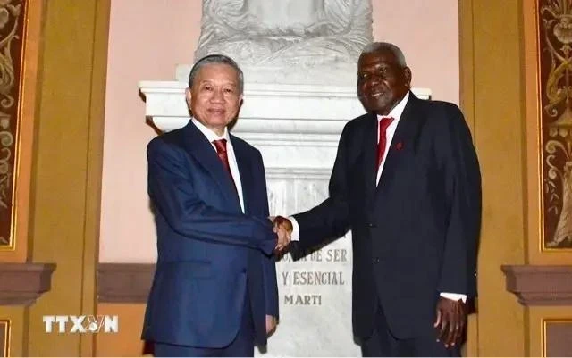 General Secretary of the Communist Party of Vietnam (CPV) Central Committee and State President To Lam (left) and President of the National Assembly of People's Power of Cuba Esteban Lazo Hernandez at their meeting in Havana on September 26 (local time). (Photo: VNA)