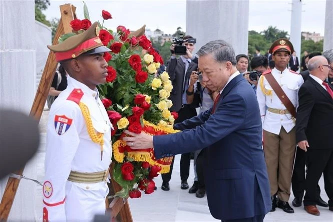 General Secretary of the Communist Party of Vietnam Central Committee and State President To Lam lays a wreath at the monument of Jose Marti, a Cuban national hero. (Photo: VNA)