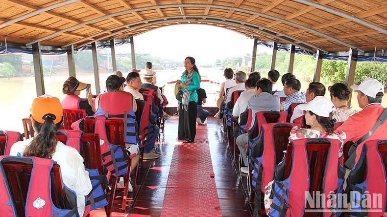 Tourists visit Mang Thit brick and pottery village