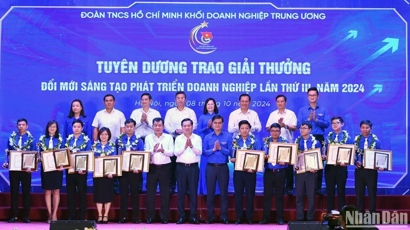 Representatives of the Central Enterprises Bloc Party Committee, the Central Committee of the Ho Chi Minh Communist Youth Union, ten authors and representatives of groups of authors with excellent projects.