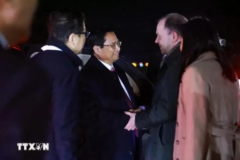 Officials see Prime Minister Pham Minh Chinh (C) off at Kazan airport (Photo: VNA)