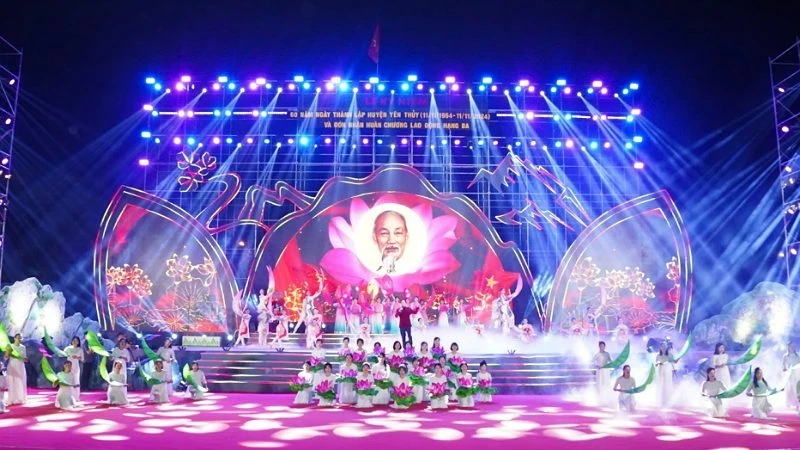 The ceremony features many special art performances.