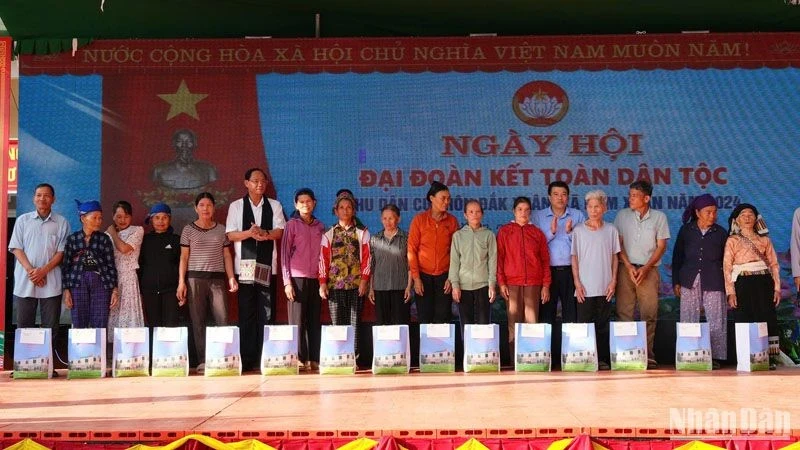 Member of the Party Central Committee, Vice Chairman of the National Assembly, Senior Lieutenant General Tran Quang Phuong presents gifts to policy households, poor and near-poor households at the Great Solidarity Festival of ethnic groups in Nam Xuan Commune, Krong No District, Dak Nong Province.