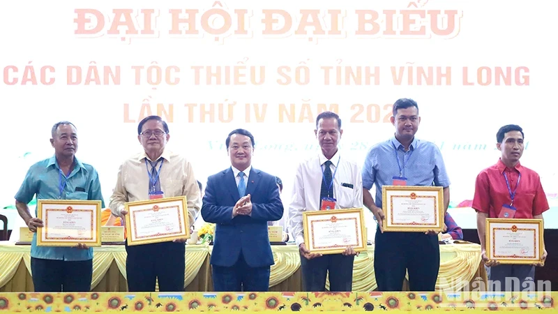 Minister and Chairman of the Committee for Ethnic Minority Affairs Hau A Lenh presented Certificates of Merit to collectives and individuals with outstanding achievements in the patriotic emulation movement in the 2019-2024 period.