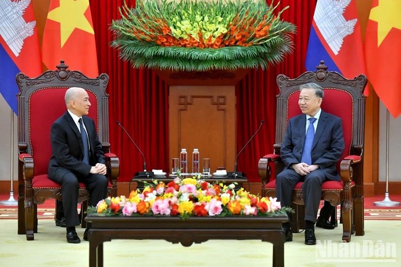 Vietnamese Party General Secretary To Lam (R) meets with Cambodian King Norodom Sihamoni in Hanoi on November 28. (Photo: NDO)