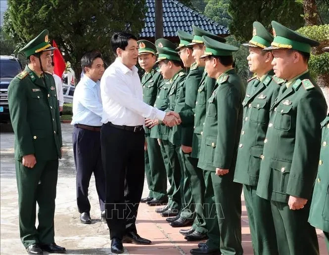 State President Luong Cuong visits officers and soldiers of the Bat Mot Border Guard Station in Thanh Hoa province. (Photo: VNA)