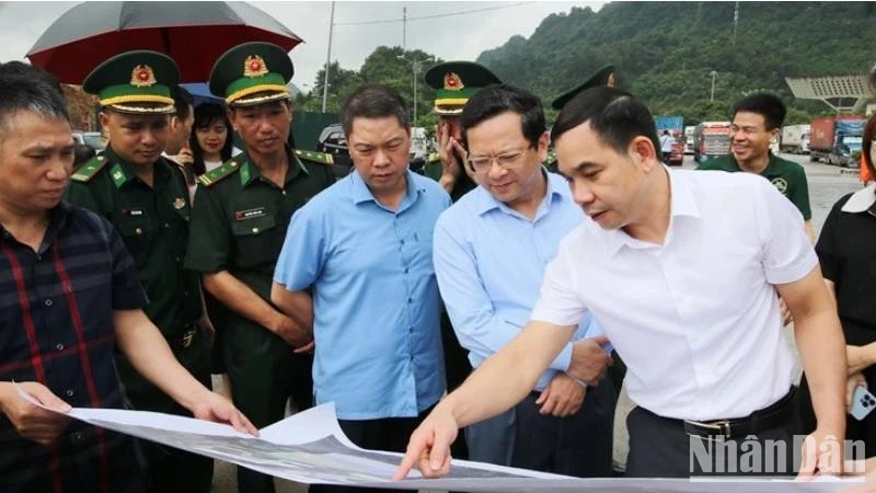 Leaders of the Lang Son provincial People’s Committee and forces inspect the capacity to build a border gate economic zone.