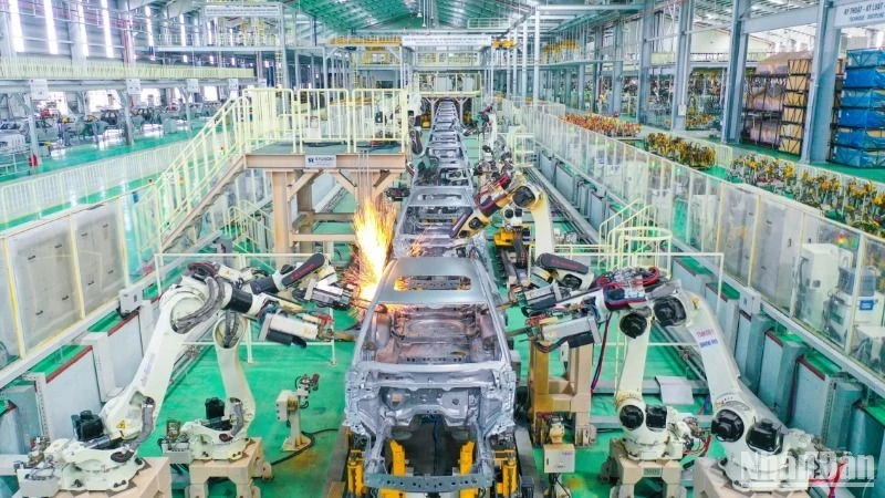 Automatic welding line using robots at Thaco Mazda Factory, Thaco Chu Lai Industrial Park (Quang Nam). (Illustrative photo: NDO)