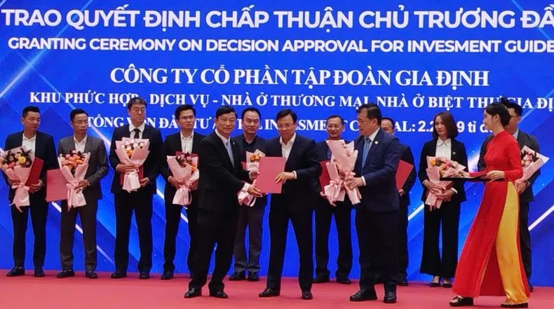 Investors are awarded investment certificates by Binh Duong province's authorities. (Photo: NDO)