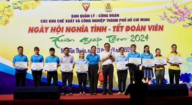 The Trade Union of the HCM City Export Processing and Industrial Zones Authority present train tickets for workers to return to their hometowns for 2024 Tet holiday. (Photo: VNA)