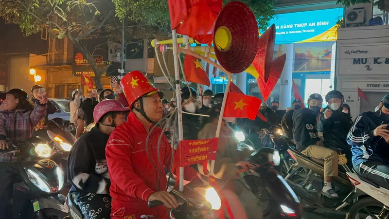 A fan in a special costume on the streets of Hanoi on the night of January 2.