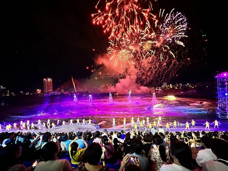 The art programme entitled “Symphony of River — Sound of the River” in Da Nang, a regional cultural industry performance event.