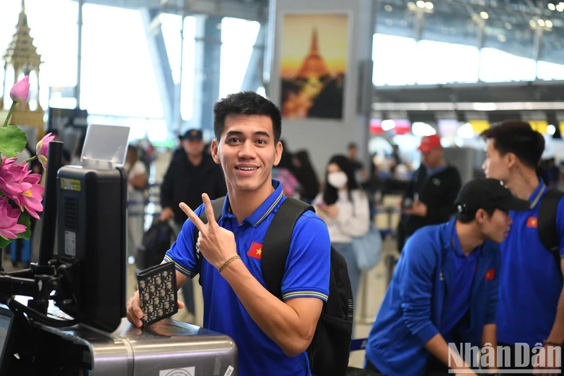 Tien Linh excitedly checks in at the airport.