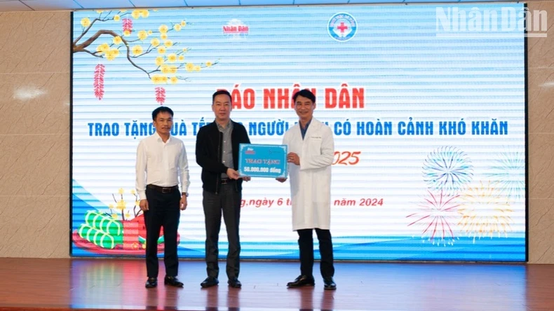 Representatives of Nhan Dan Newspaper present 50 million VND to Da Nang Hospital.