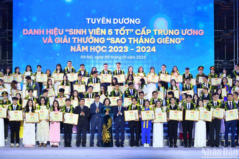 Party and State leaders, representatives of the Ho Chi Minh Communist Youth Union Central Committee, and the Vietnam Students’ Association Central Committee present awards to outstanding students in the 2023-2024 school year.