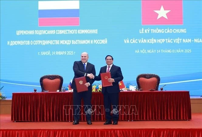 Vietnamese Prime Minister Pham Minh Chinh (right) and Russian Prime Minister Mikhail Vladimirovich Mishustin at the signing ceremony of the oint communiqué. (Photo: VNA)