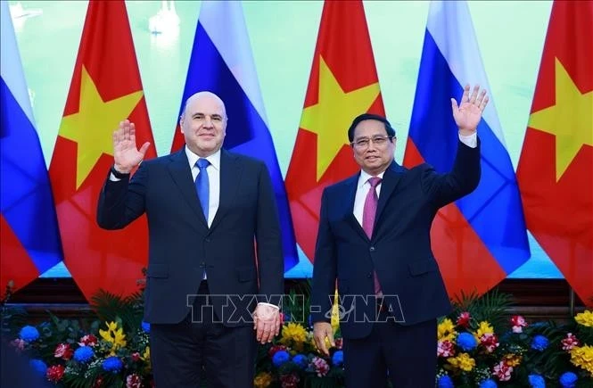 Prime Minister Pham Minh Chinh (R) and Russian Prime Minister Mikhail Vladimirovich Mishustin in Hanoi on January 14. (Photo: VNA)