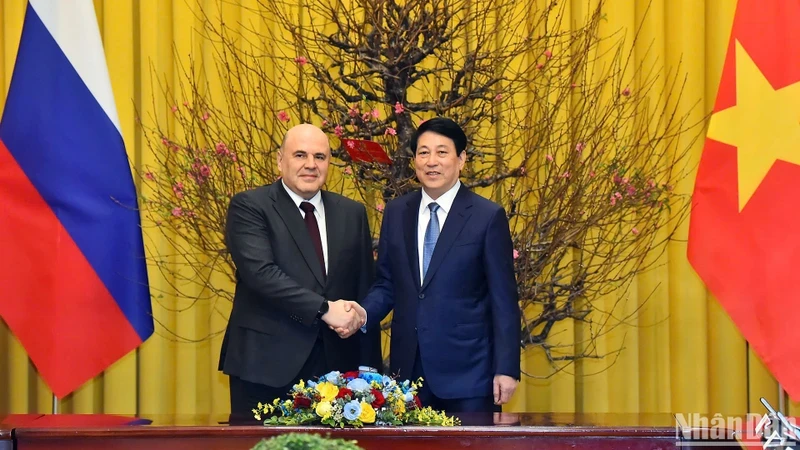 Vietnamese State President Luong Cuong (R) shakes hands with Russian Prime Minister Mikhail Mishustin. (Photo: NDO)