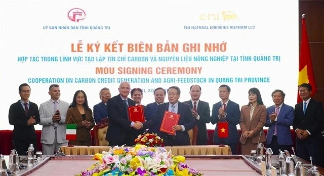 Ha Sy Dong, acting Chairman of the Quang Tri People's Committee, and Giacomo Spadini, CEO of ENI Natural Energies Vietnam LLC, sign a memorandum of understanding on January 22. (Photo: baodautu.vn)