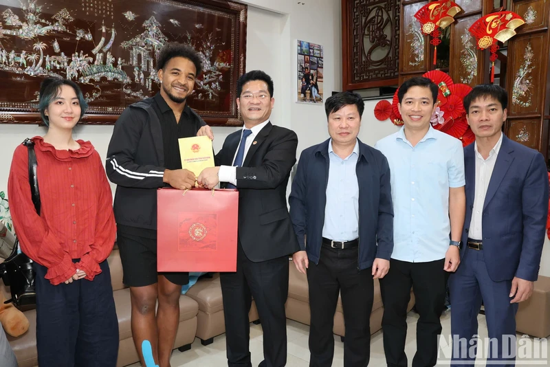 On the afternoon of January 25, the 26th day of the Lunar New Year, the Permanent Vice Chairman of the Nam Dinh Provincial People’s Committee Tran Anh Dung sends New Year wishes to the family of Nguyen Xuan Son.