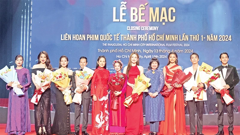 Artists at the closing ceremony of the first Ho Chi Minh City International Film Festival - 2024. (Photo: Department of Culture and Sports)