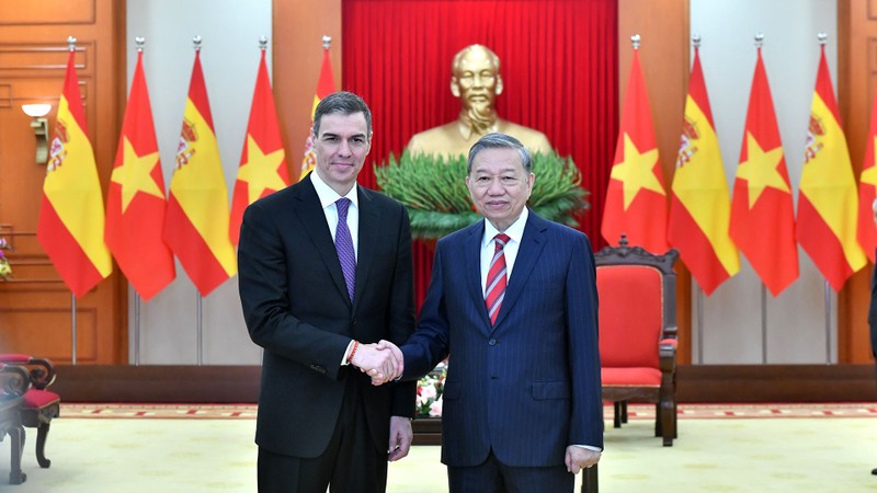 General Secretary To Lam receives Spanish Prime Minister Pedro Sánchez.
