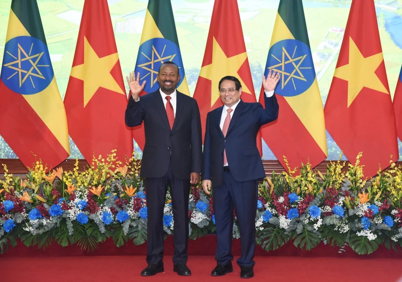 Prime Minister Pham Minh Chinh (R) and his Ethiopian counterpart Abiy Ahmed Ali in Hanoi on April 15. (Photo: NDO)