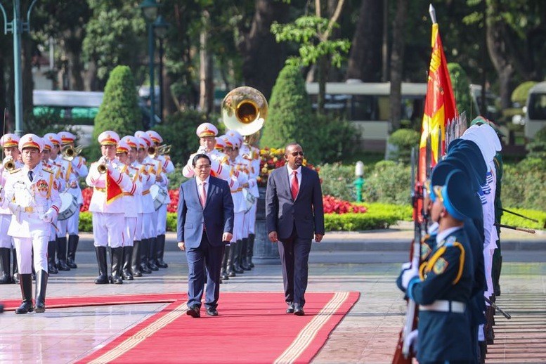 PM Pham Minh Chinh (L) and Ethiopian PM Abiy Ahmed Ali review the guard of honour. (Photo: VGP)