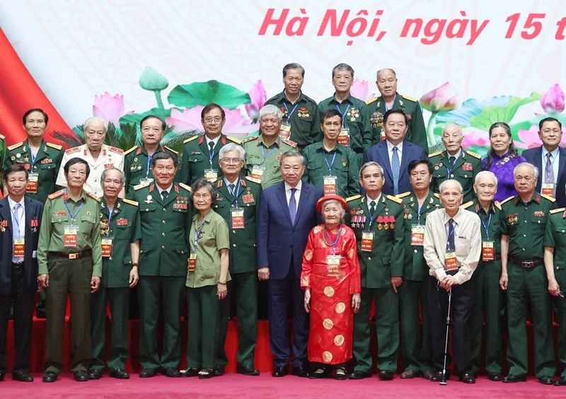 Party General Secretary To Lam and exemplary veteran revolutionaries, war heroes, and policy beneficiaries from northern Vietnam at the meeting in Hanoi on April 15 (Photo: VNA)