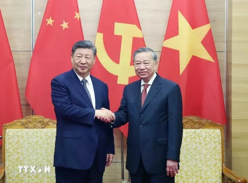 General Secretary of the Communist Party of Vietnam (CPV) Central Committee To Lam (R) and General Secretary of the Communist Party of China (CPC) Central Committee and President of China Xi Jinping at their meeting in Hanoi on April 14 (Photo: VNA)