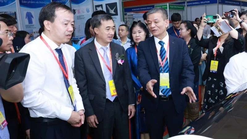 Leaders of the Ministry of Health visit booths at the 31st Vietnam Medi-Pharm.