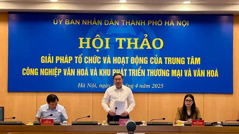 Permanent Vice Chairman of Hanoi People’s Committee Le Hong Son chairs the workshop.