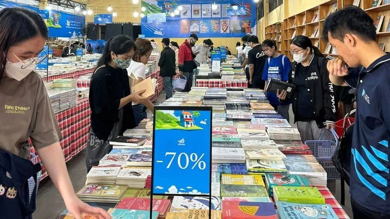 Readers at Nha Nam Book Fair in Ho Chi Minh City. (Photo: Nha Nam)